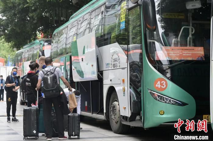 即便时光流转，岁月蹉跎，寄养家庭与孩子犹如流水落花一样最终冲淡在不停向前流逝的时间之中，但那些窗前盛开的纯白鲜花、贴满墙壁的卡通绘画都印刻下这段生命之中最美好的回忆